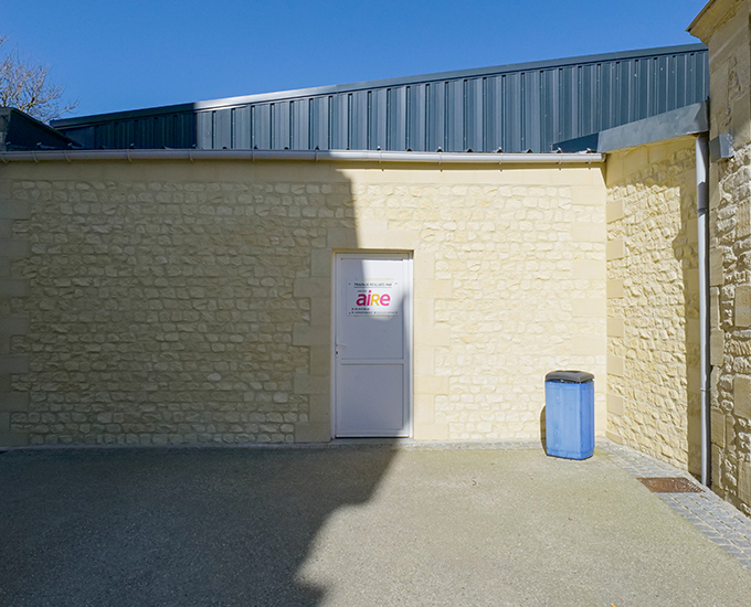 Façade bâtiment en pierres de parement