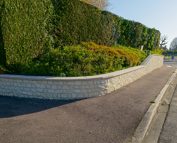 Mur arrondi en pierres de parement